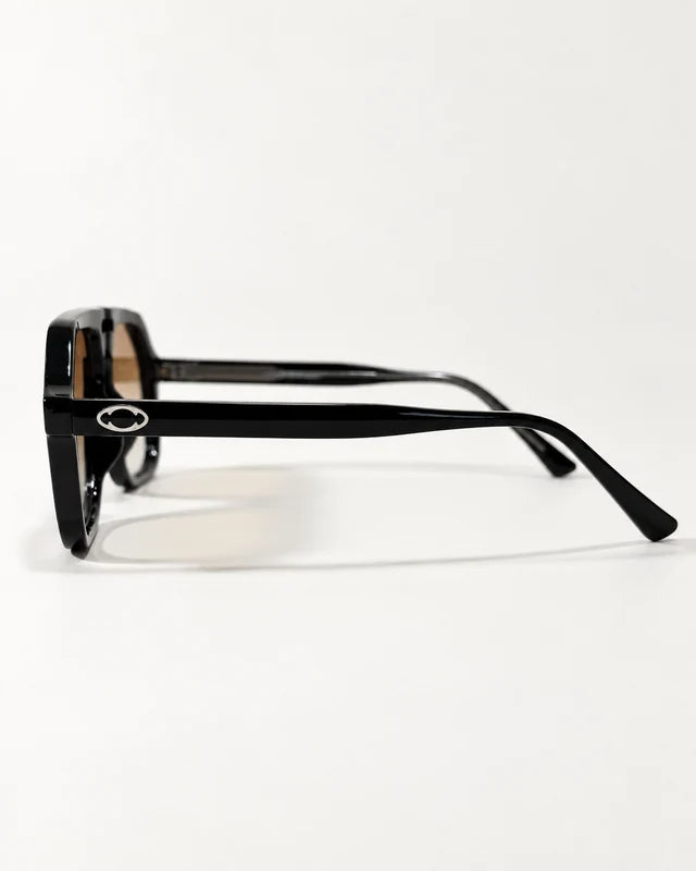 AUR-002 C3, black / amber gradient, side view.