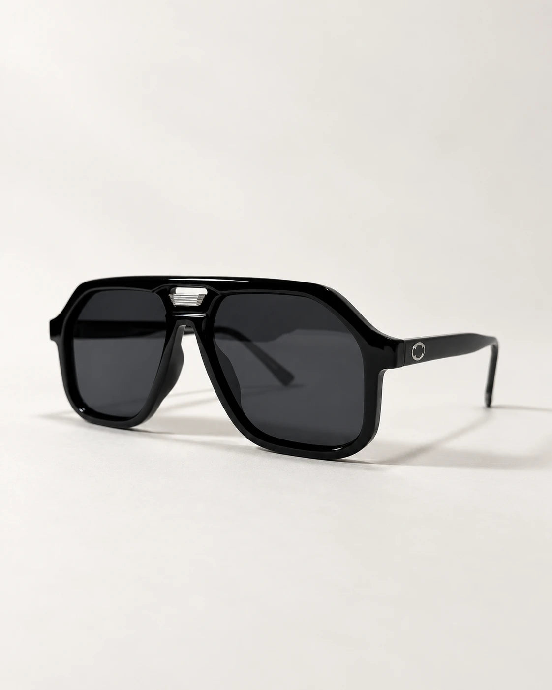 AUR-002 C6, black / smoke, three-quarter view.