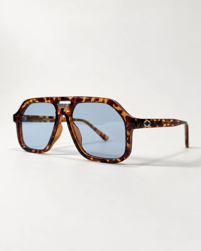 AUR-002 C2, tortoise / light blue, three-quarter view.